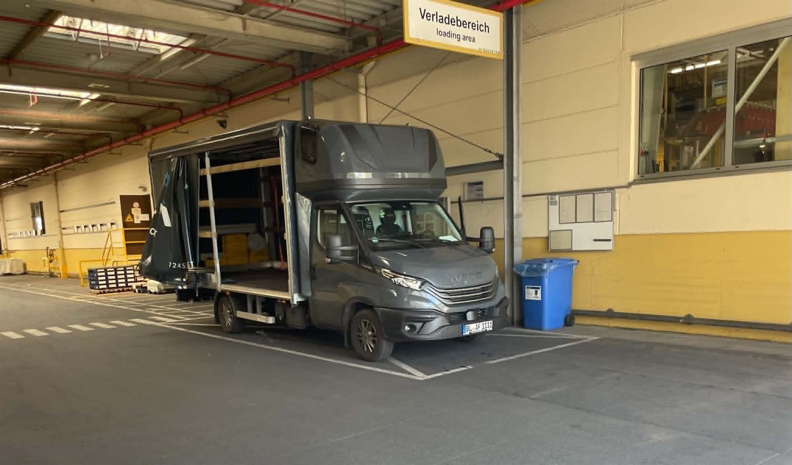 AL-FI Transporter mit geöffneter Schiebeplane in einer Ladehalle