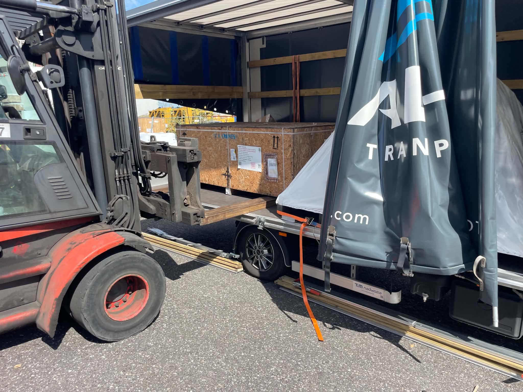 Beladung eines AL-FI Transporters mit dem Gabelstapler
